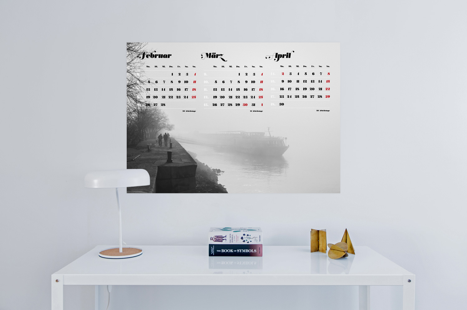 Dreimonatskalender in deutscher Sprache mit nebeneinanderliegenden Monaten und dem Schwerpunkt auf Fotografien. Er wurde zweifarbig schwarz und rot in Acta Poster gesetzt und beinhaltet die Anzahl der Arbeitstage sowie die Angabe der Kalenderwoche