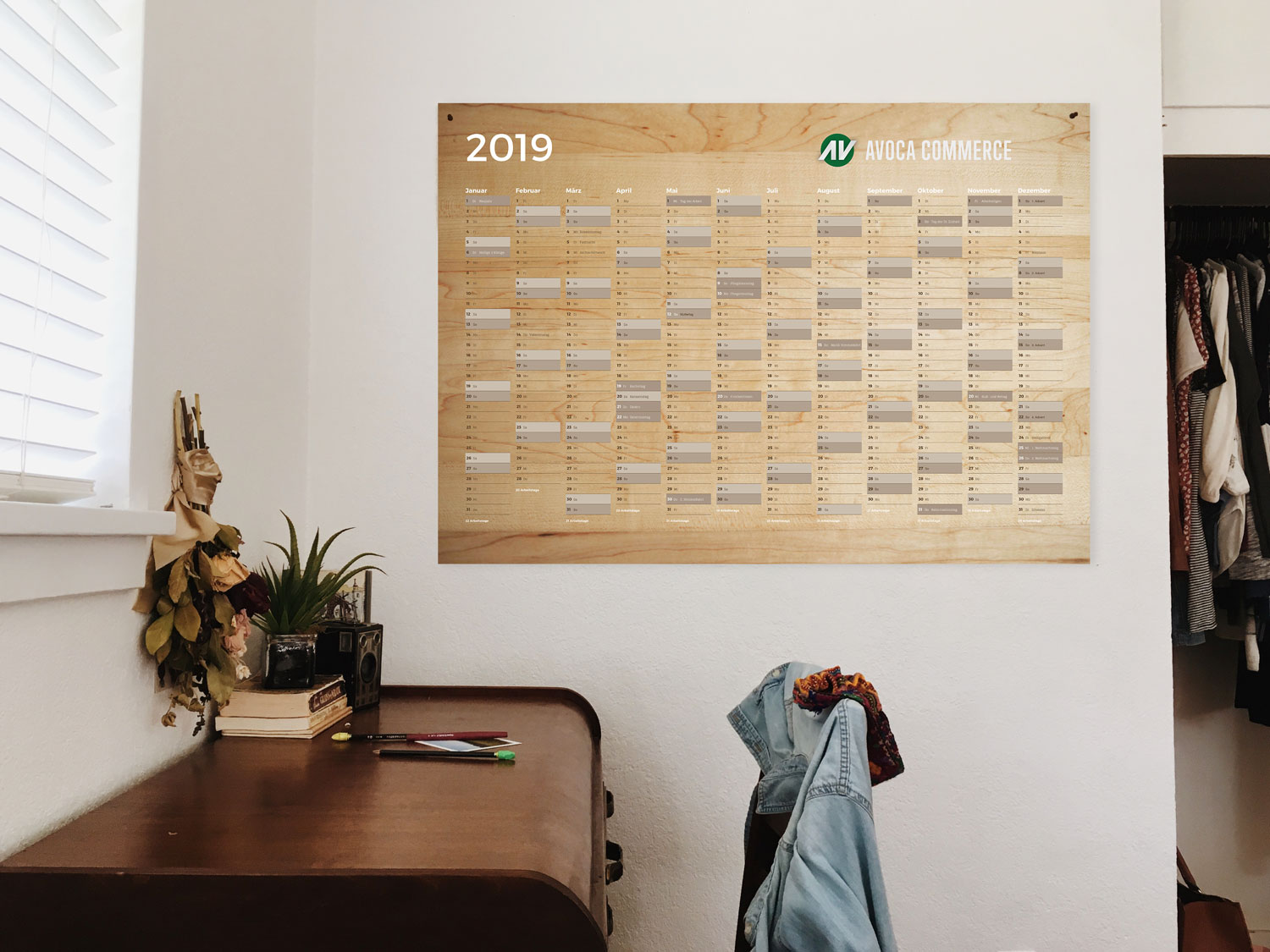Year-round wall planner in German language. It was set in four colors and contains daily figures and designations as well as the number of working days per month.