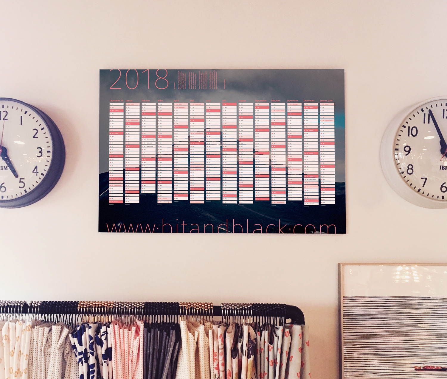 All-year wall calendar in German language. It has been set in five colours in Fira Sans and includes day digits and names, the names of German holidays and the number of working days per month